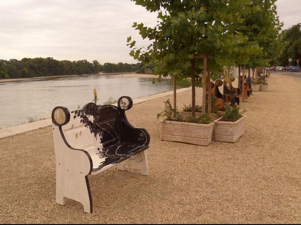 Tzara Concept: An unconventional bench-exhibition I.